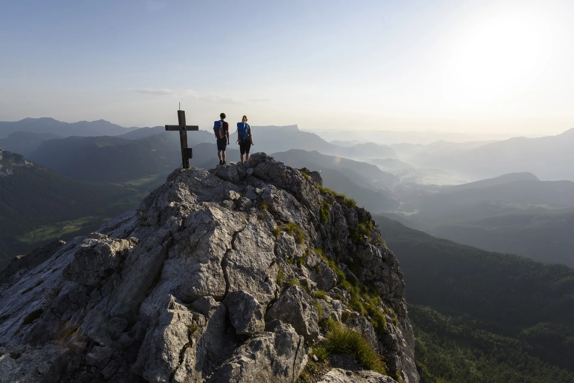 Auf dem Gipfel: Zwei Wanderer aus der Ferne auf eine Berggipfel | © DAV/Wolfgang Ehn